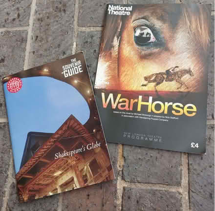 Photo of free WarHorse stage show programme and Globe theatre guide (Fords Farm RG31) #1