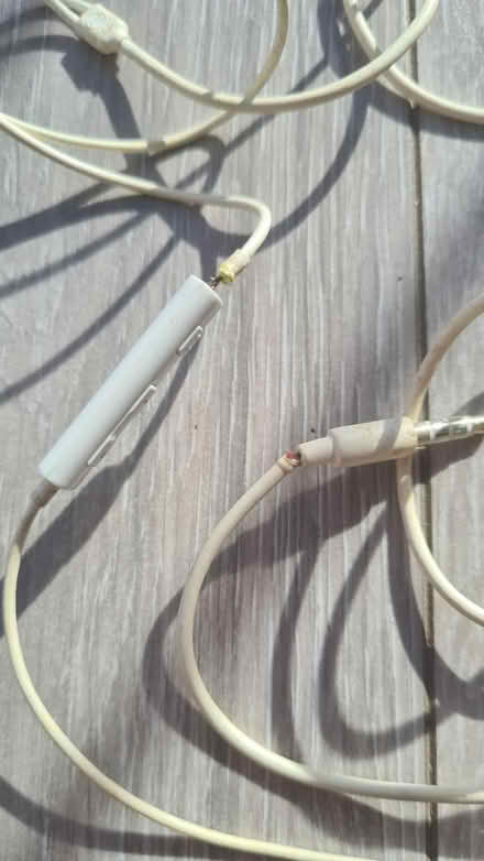 Photo of free 2x Samsung wireless earphones (Brick lane E1 6S) #2