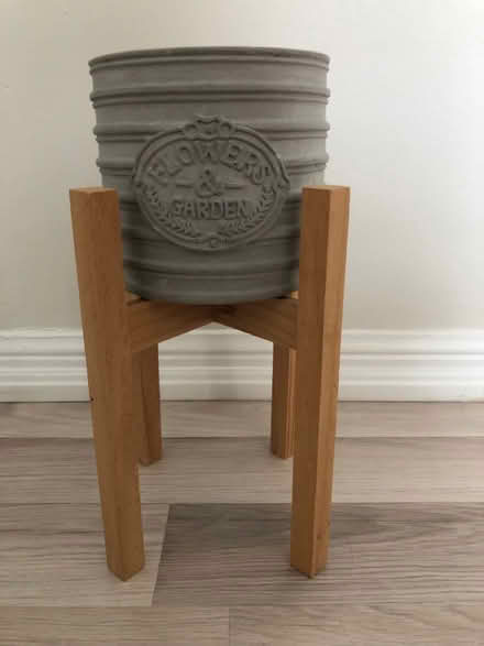 Photo of free Pot on stand (Leslieville) #1