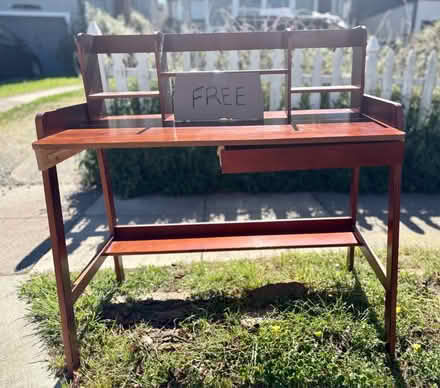 Photo of free Desk (Central Alameda) #1