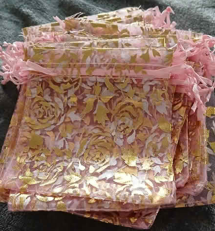 Photo of free Pack of approx 40 x pink & gold jewellery/gift bags (South Croydon CR2) #1