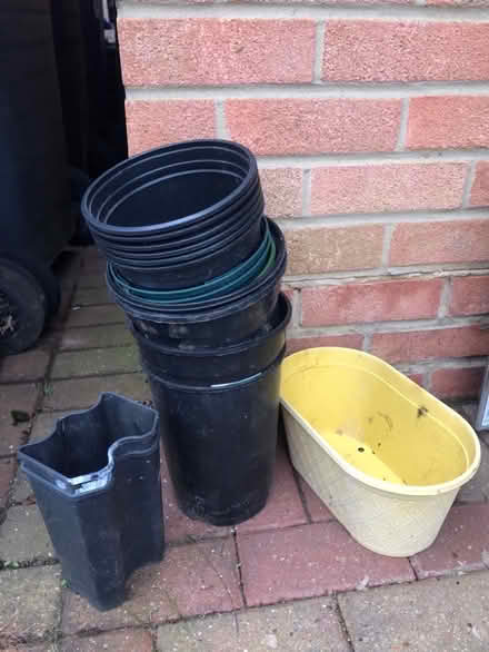 Photo of free Plastic plant pots- various sizes and colours (Whitehill SG4) #1