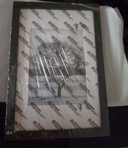 Photo of free 12x8 photo frame black new (Stroud GL5) #1
