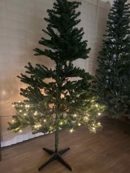 Photo of free Pre-lit Artificial Christmas Tree (Aurora) #2