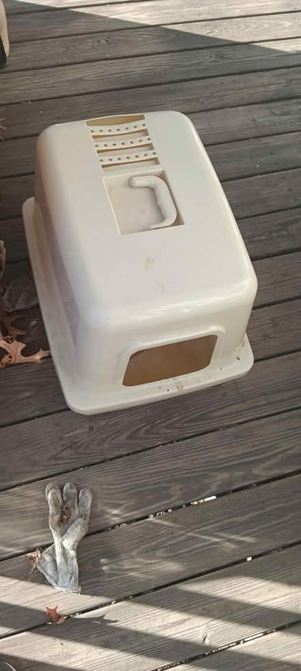 Photo of free kitty litter box with cover (melrose) #1
