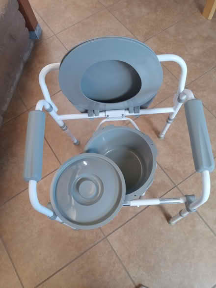Photo of free Bedside commode (Edgewood/Alb eastside) #4