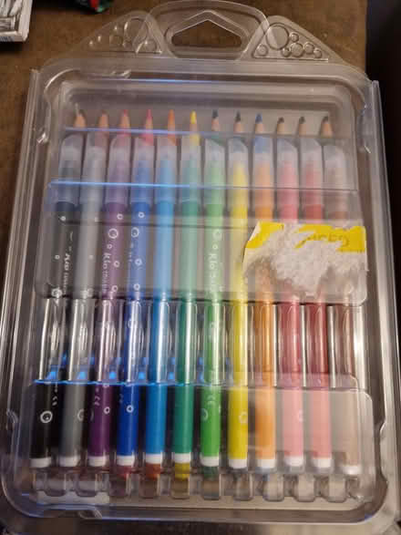 Photo of free Small set felt tip pens / pencils (Aylesbury HP20) #1