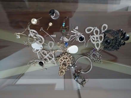 Photo of free Odd bits of costume jewellery (Pant SY10) #1