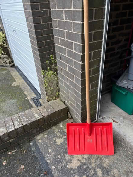 Photo of free Snow spade (Glyn Ceiriog) #1