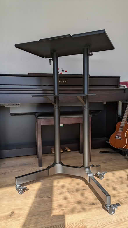 Photo of free mobile standup laptop desk (homerton) #2