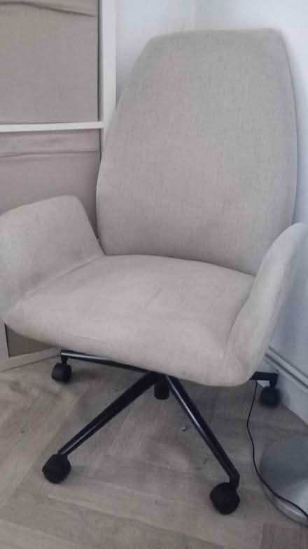 Photo of free Desk chair (Weybridge KT13) #1