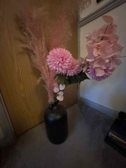 Photo of free Black vase with pink pampas artificial flowers (Wimbledon SW19) #1