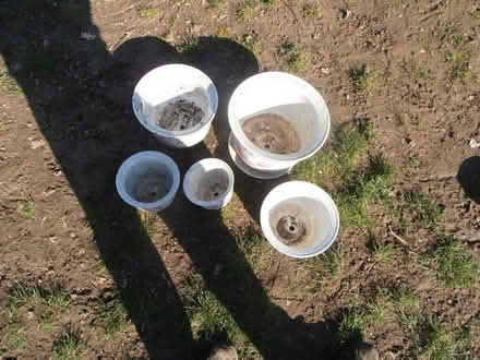 Photo of free ceramic flower pots (Newnham RG27) #3