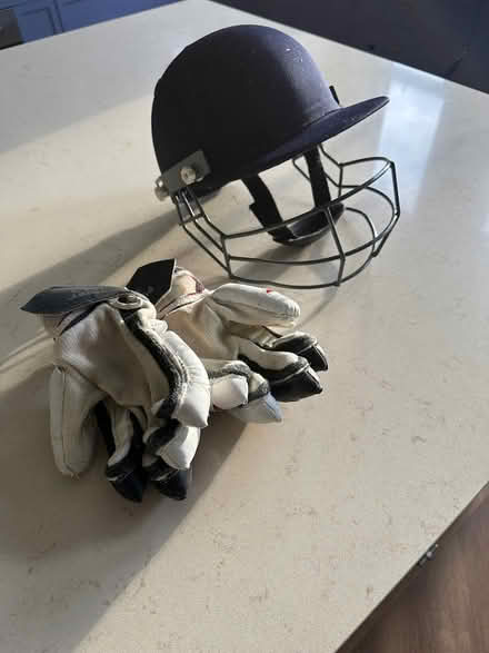 Photo of free youth cricket helmet and batting gloves (Putney SW15) #1