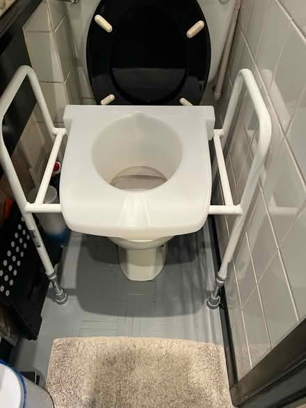 Photo of Toilet frame with arms (Tilekiln TN38) #1