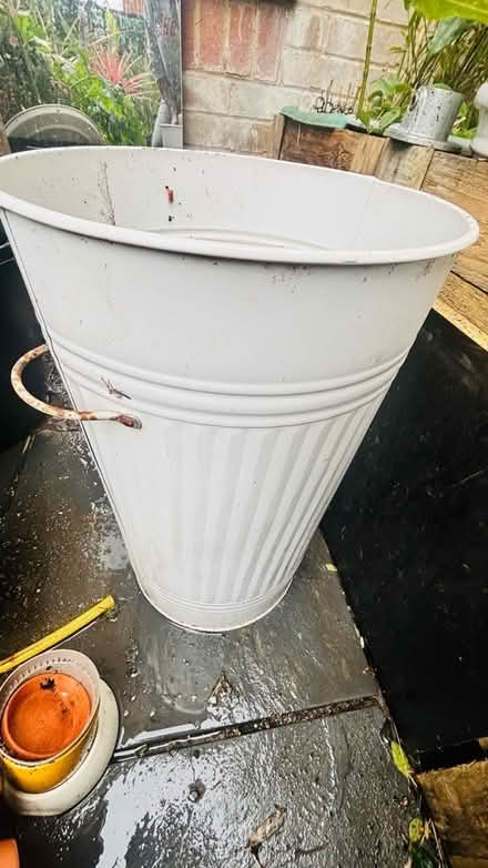 Photo of free White bin (Wimbledon SW19) #3