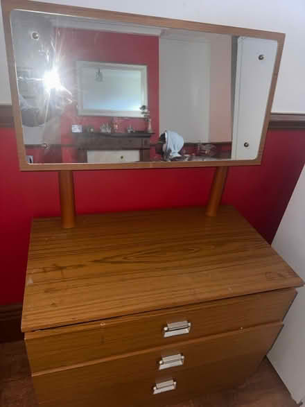 Photo of free Dressing table with mirror (S8 Heeley) #2