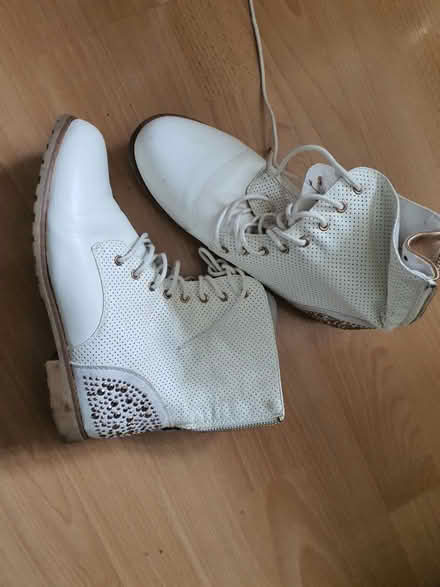 Photo of free White faux leather boots - EUR 39 (Hanworth, TW13) #4