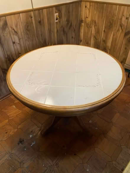 Photo of free Round kitchen table (Upper Ft Washington) #2