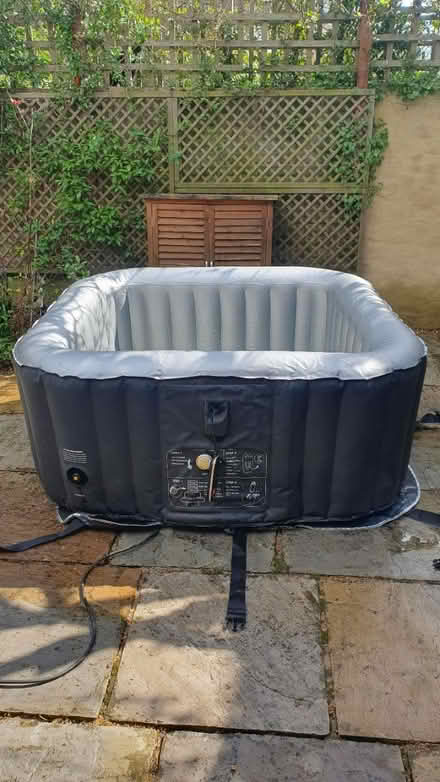 Photo of free Four person hot tub (SE11 Oval Vauxhall) #1