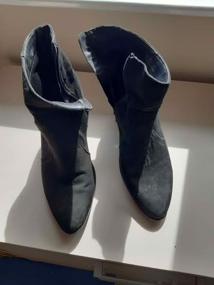 Photo of free UK size 6 boots from New Look (Old Walcot SN3) #1
