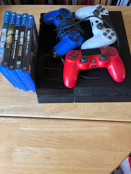 Photo of free PS4 & controllers & games - may not work (Beaconsfield HP9) #1