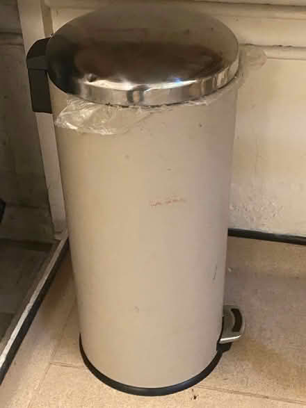 Photo of free Large pedal bin (St Cross SO23) #1