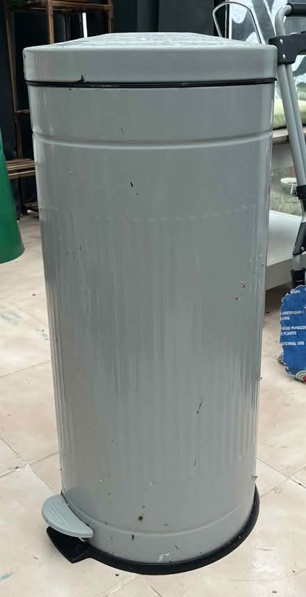 Photo of free Large kitchen bin (Botley OX2) #1