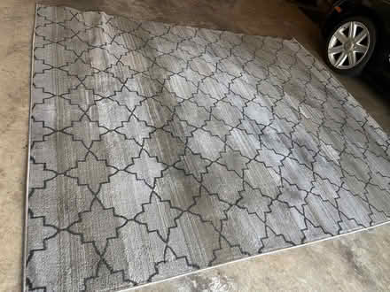 Photo of free Platinum diamond star grey rug (Hannover & Ballenger) #1