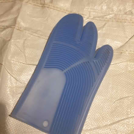 Photo of free Blue silicon oven mitt (Westgate IP1) #1