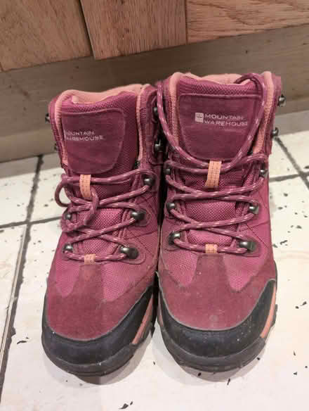 Photo of free walking boots size 5 (Darby Green GU17) #1