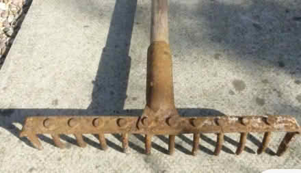 Photo of Old rigid metal rake (Moulton NN3) #1