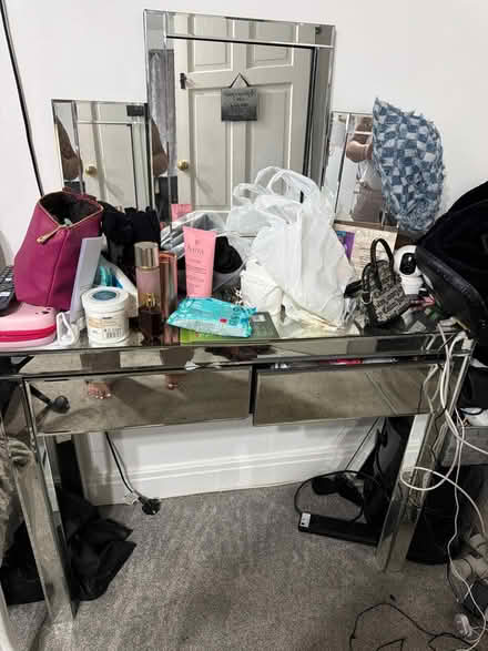 Photo of free FRER Glass desk AND MIRROW (Elm Park) #1