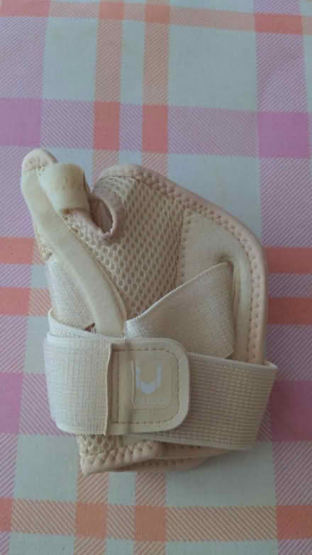 Photo of free Wrist & Thumb Splint (BN8) #1