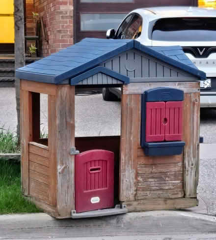 Photo of free Play house on the curb (Mississauga - L5V 2W4) #1