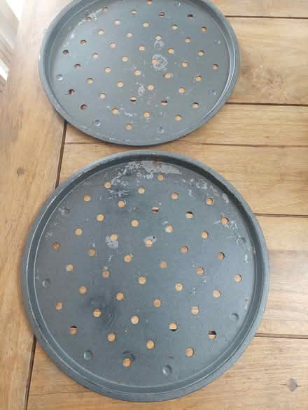 Photo of free pizza trays 32cms (Upper Wolvercote OX2) #1