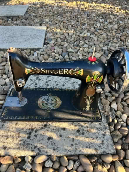 Photo of free Singer sewing machine (Syston - LE7) #1