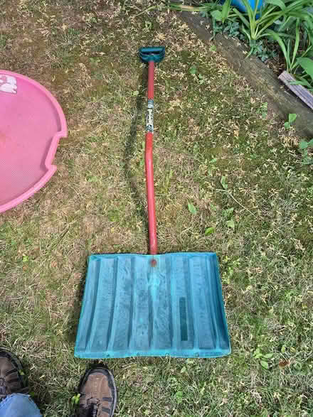 Photo of free snow shovel (20817) #1