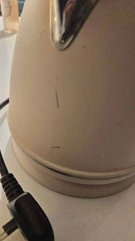Photo of free DeLonghi Pink kettle (Frinton-on-Sea CO13) #2