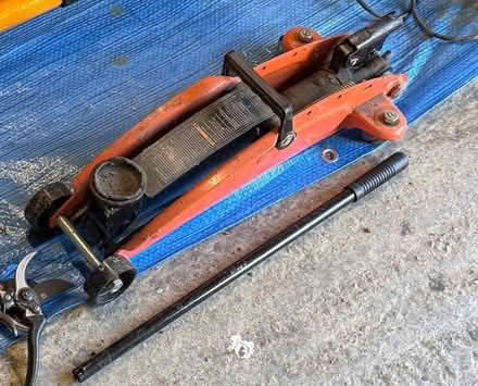 Photo of free 2 ton car jack (Arlesey) #1