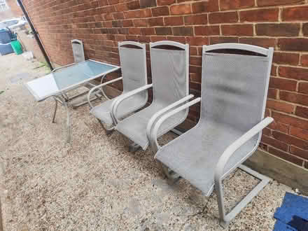 Photo of free Garden table and 4 chairs (Chessington KT9) #1