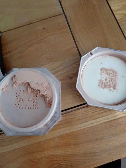 Photo of free Fenty beauty fixing powder (L14 Dovecot) #2