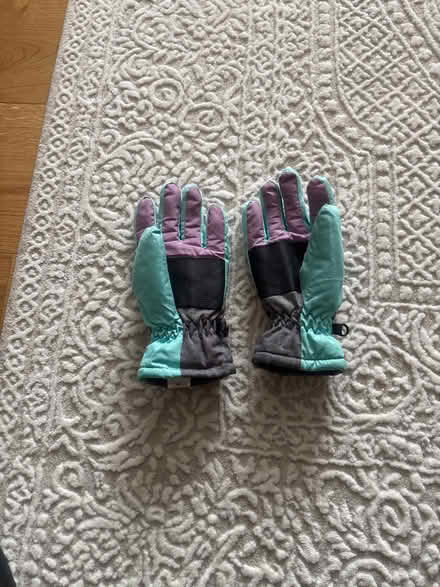 Photo of free Ski gloves for kids (KT9 Chessington) #1