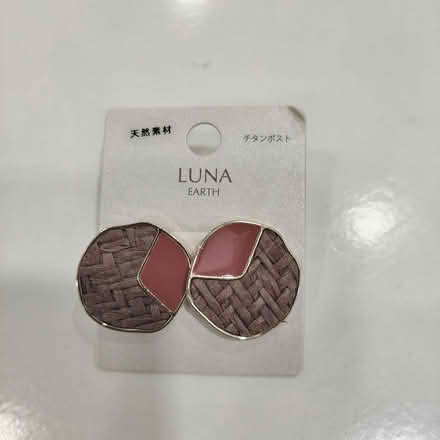 Photo of free Earring (Serangoon) (Serangoon mrt station NEL side) #1