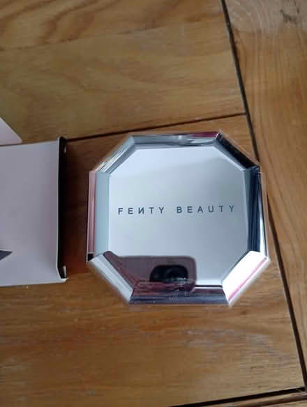 Photo of free Fenty beauty fixing powder (L14 Dovecot) #1