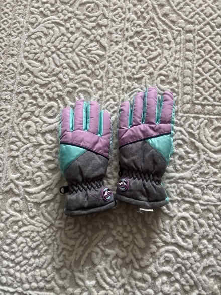 Photo of free Ski gloves for kids (KT9 Chessington) #2