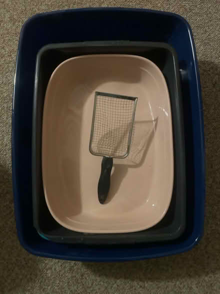 Photo of free 4 x plastic cat litter trays and scoop (IP7) #1
