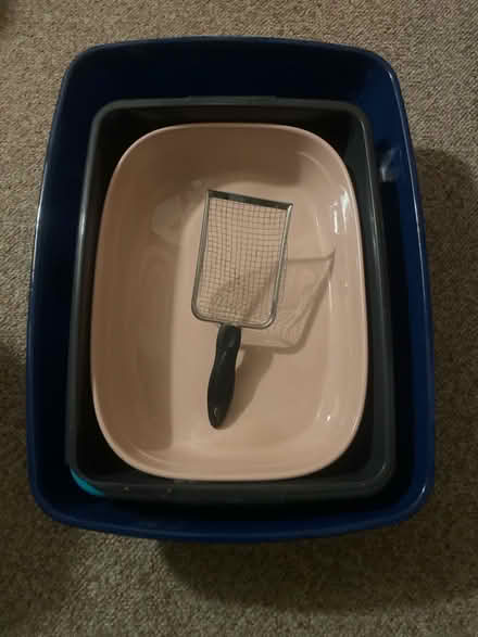 Photo of free 4 x plastic cat litter trays and scoop (IP7) #2