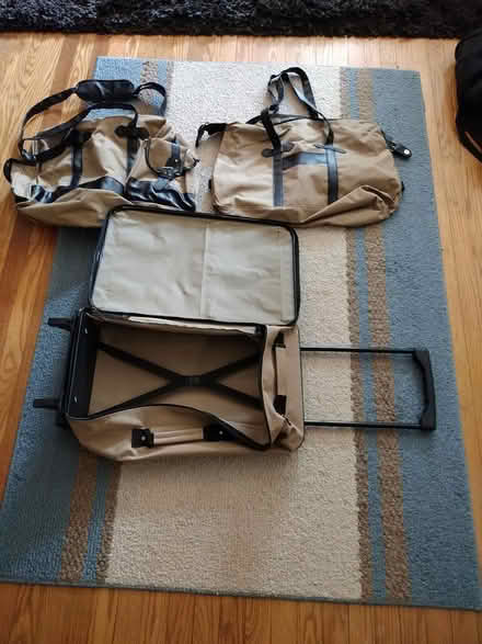 Photo of free 3 piece luggage set (Springfield 19064) #3