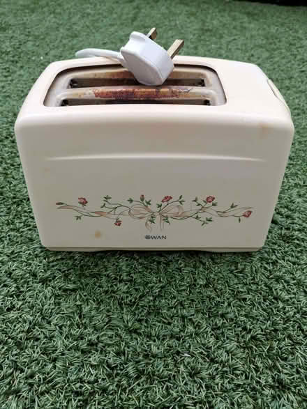 Photo of free Swan Eternal Beau 2 Slice Toaster (1 does not work) (Gorse Hill M16) #1